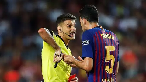 Gil Manzano explica a Busquets la expulsión de Lenglet Gil Manzano explica a Busquets la expulsión de Lenglet