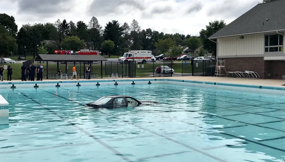 Foto del coche dentro de la piscina