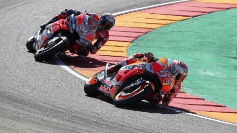 Marc M&aacute;rquez negocia una curva por delante de Dovizioso