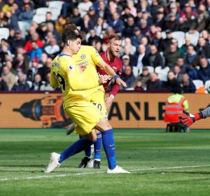 Morata remata ante Lukasz Fabianski Morata remata ante Lukasz Fabianski