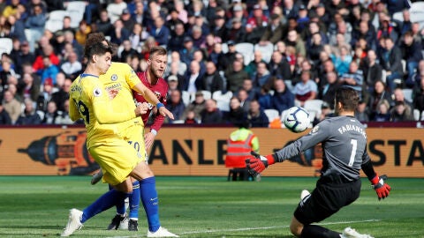 Morata remata ante Lukasz Fabianski