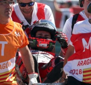 Jorge Lorenzo, retirado en camilla de la pista de Motorland Jorge Lorenzo, retirado en camilla de la pista de Motorland
