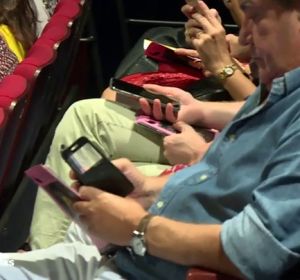 Una obra de teatro anima al público a utilizar sus móviles en mitad del espectáculo Una obra de teatro anima al público a utilizar sus móviles en mitad del espectáculo