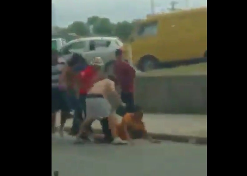 Un aficionado de Tigres, en estado crítico tras ser agredido brutalmente antes del Clásico Regio Un aficionado de Tigres, en estado crítico tras ser agredido brutalmente antes del Clásico Regio