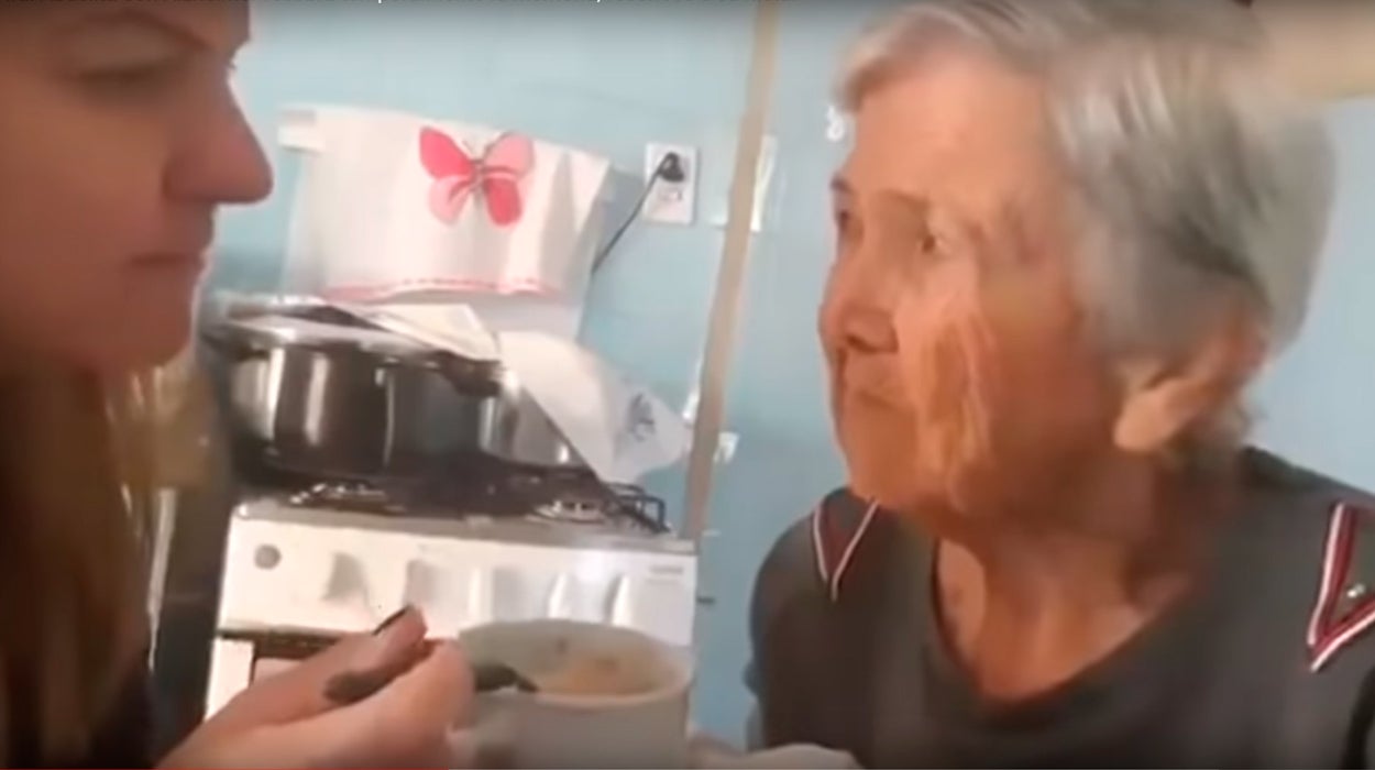 El tierno momento en el que una abuela con alzheimer le dice "te quiero" a su nieta mientras le da de comer El tierno momento en el que una abuela con alzheimer le dice "te quiero" a su nieta mientras le da de comer