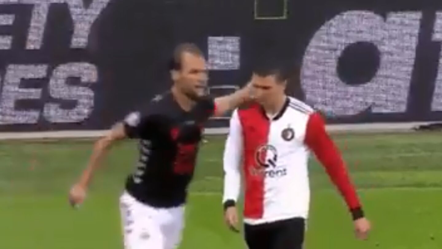 El momento de la 'colleja' a Berghuis
