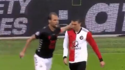 El momento de la 'colleja' a Berghuis