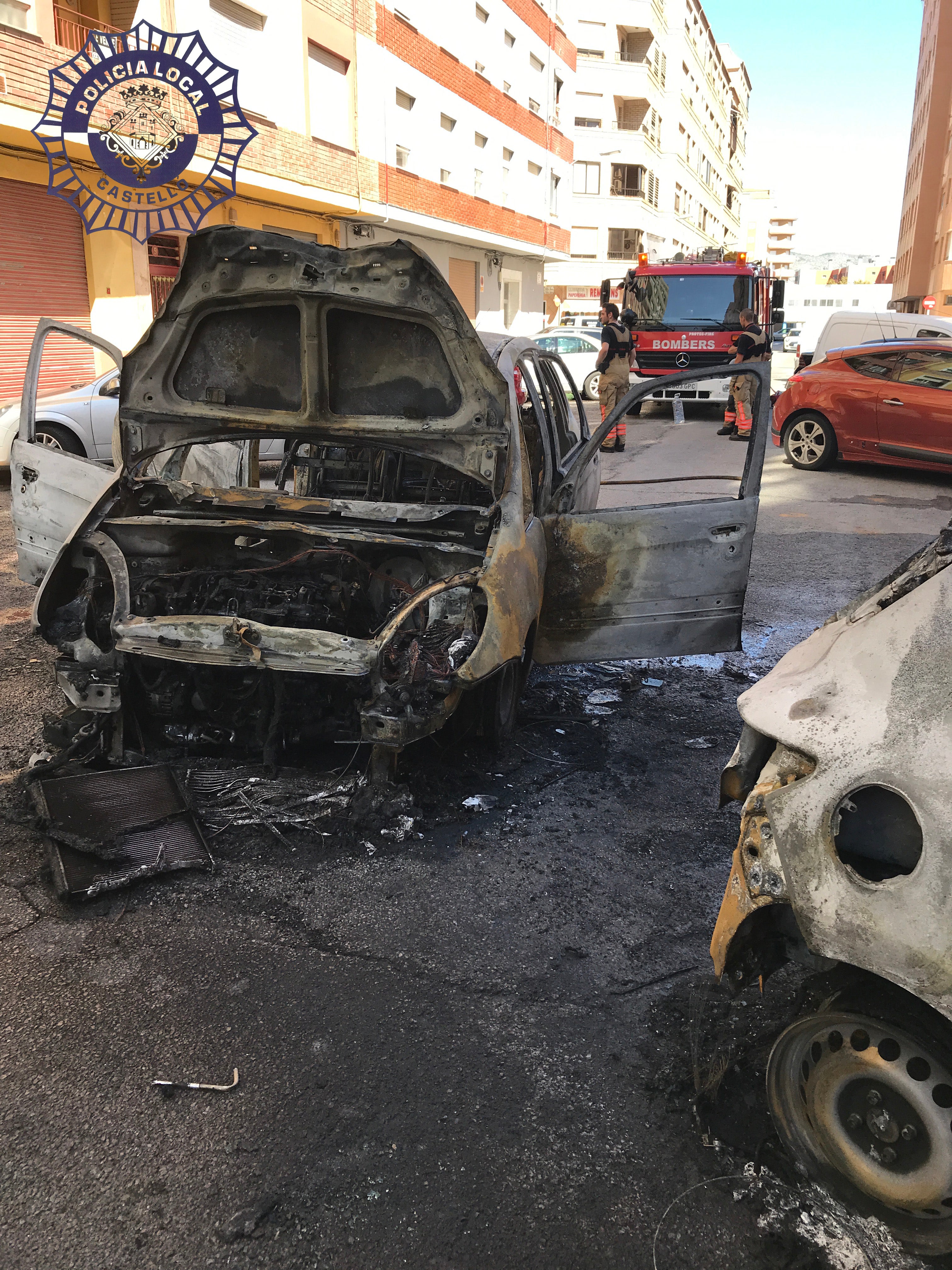 La Policía Local de Castellón y los Bomberos Municipales intervienen en el incendio de un vehículo en la calle Lérida La Policía Local de Castellón y los Bomberos Municipales intervienen en el incendio de un vehículo en la calle Lérida