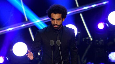 Mohamed Salah, con su galard&oacute;n al Premio Puskas.
