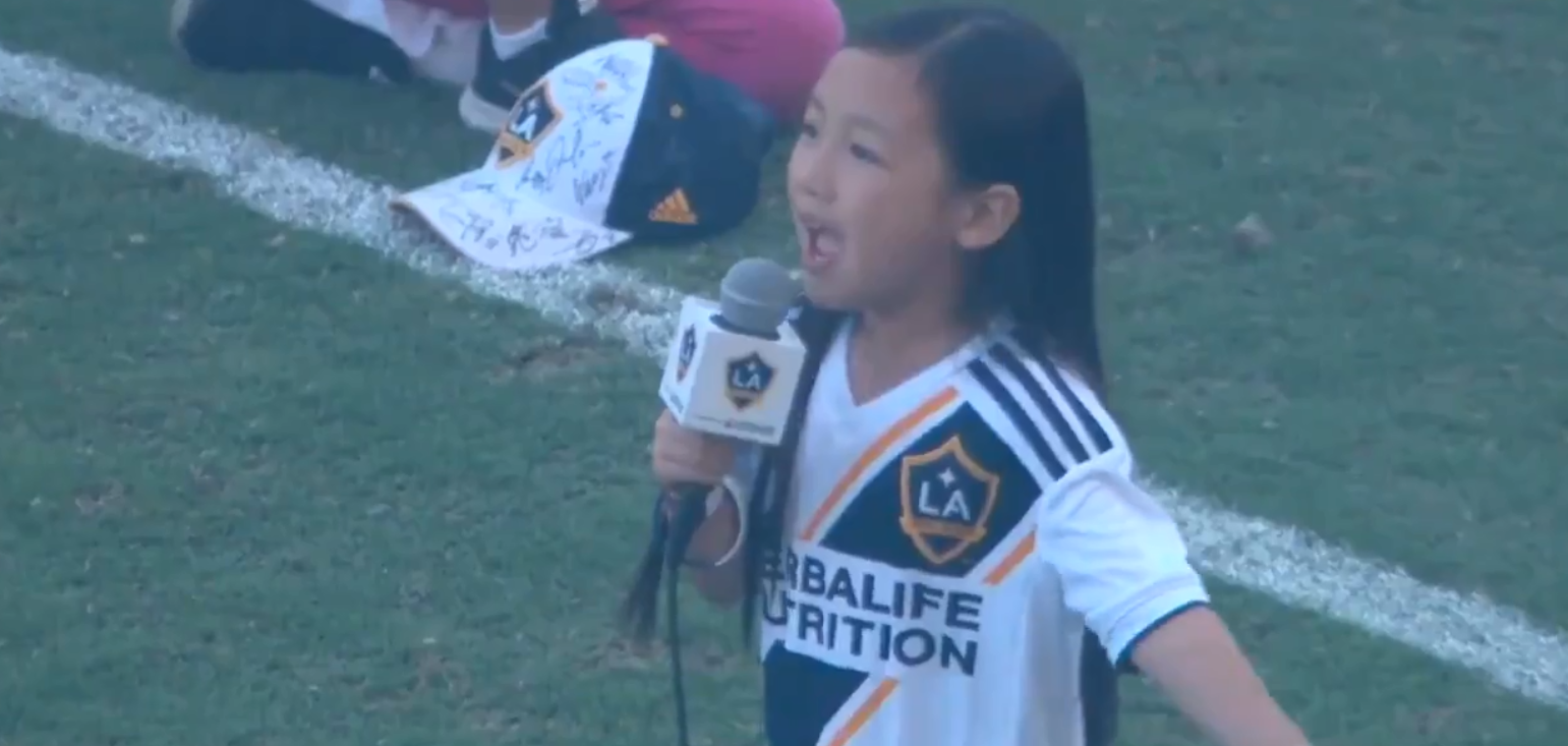 "¡MVP del partido!": la niña de 7 años que dejó anonadado a Ibrahimovic cantando el himno estadounidense "¡MVP del partido!": la niña de 7 años que dejó anonadado a Ibrahimovic cantando el himno estadounidense