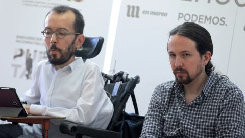 El l&iacute;der de Podemos, Pablo Iglesias (d) y el secretario de Organizaci&oacute;n, Pablo Echenique