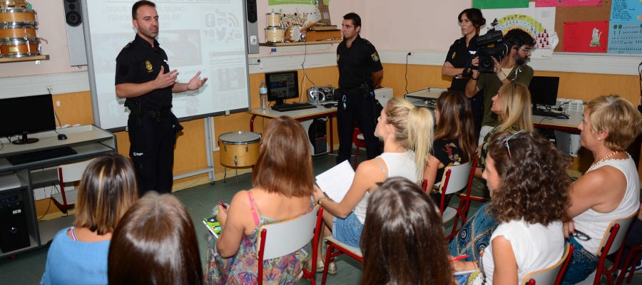 Charlas de Policía Nacional en colegios Charlas de Policía Nacional en colegios