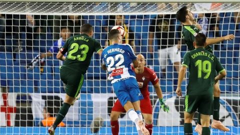 Mario Hermoso cabecea el bal&oacute;n que se convertir&iacute;a en el 1-0 contra el Eibar