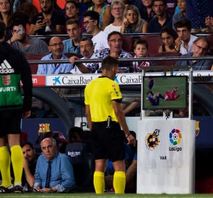 Gil Manzano revisa la acción de Lenglet con Pere Pons en el VAR Gil Manzano revisa la acción de Lenglet con Pere Pons en el VAR