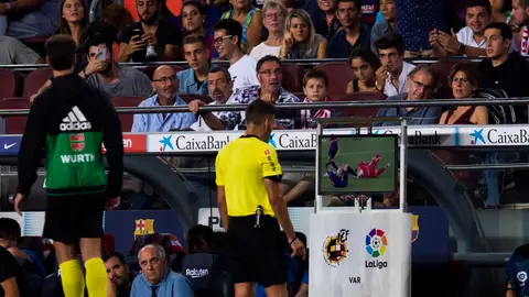 Gil Manzano revisa la acción de Lenglet con Pere Pons en el VAR Gil Manzano revisa la acción de Lenglet con Pere Pons en el VAR