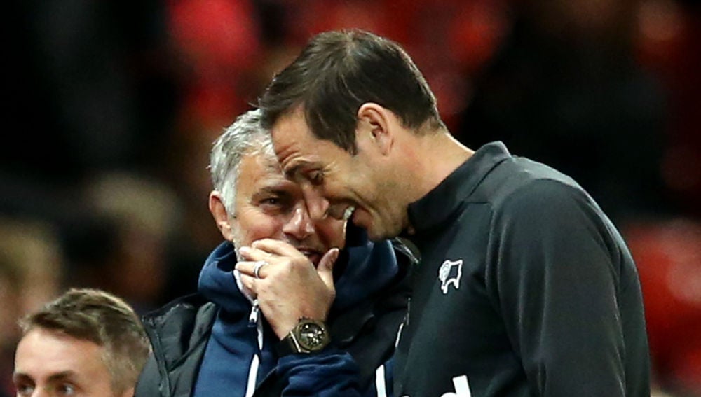 Mourinho y Lampard dialogan durante el United-Derby County