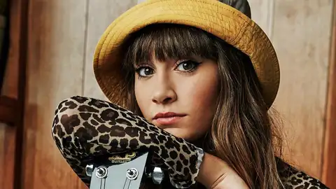 Aitana posando junto a una guitarra Aitana posando junto a una guitarra