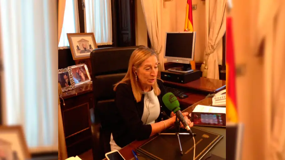 La presidenta del Congreso, Ana Pastor, durante una entrevista en Onda Cero La presidenta del Congreso, Ana Pastor, durante una entrevista en Onda Cero