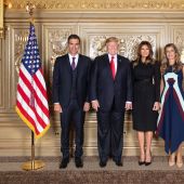 Foto oficial de Donald Trump y Pedro Sánchez con sus respectivas mujeres