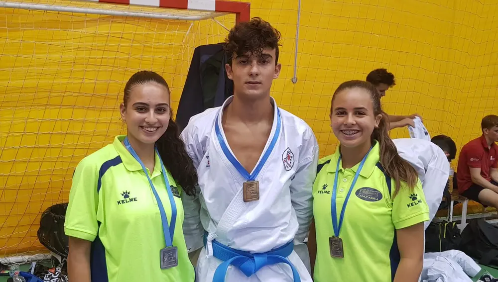 Ana Chazarra, Juan Amorós y Sofía Chazarra sumaron medalla en la segunda jornada de la liga autonómica de karate.