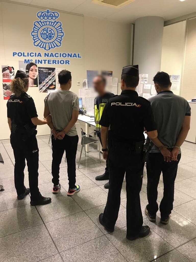 Detenidas dos personas en el aeropuerto de El Altet tras robar a una turista el bolso en el que portaba más de 40.000 euros Detenidas dos personas en el aeropuerto de El Altet tras robar a una turista el bolso en el que portaba más de 40.000 euros