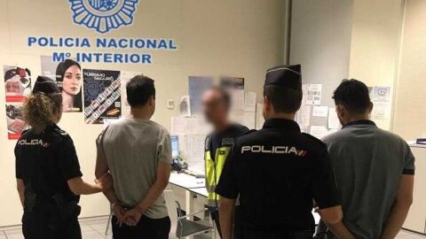 Agentes de la Polic&iacute;a Nacional con los detenidos en el Aeropuerto Alicante-Elche