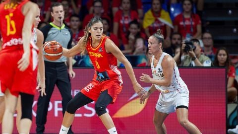 Marta Xargay postea ante Carpr&eacute;aux en el Espa&ntilde;a-B&eacute;lgica