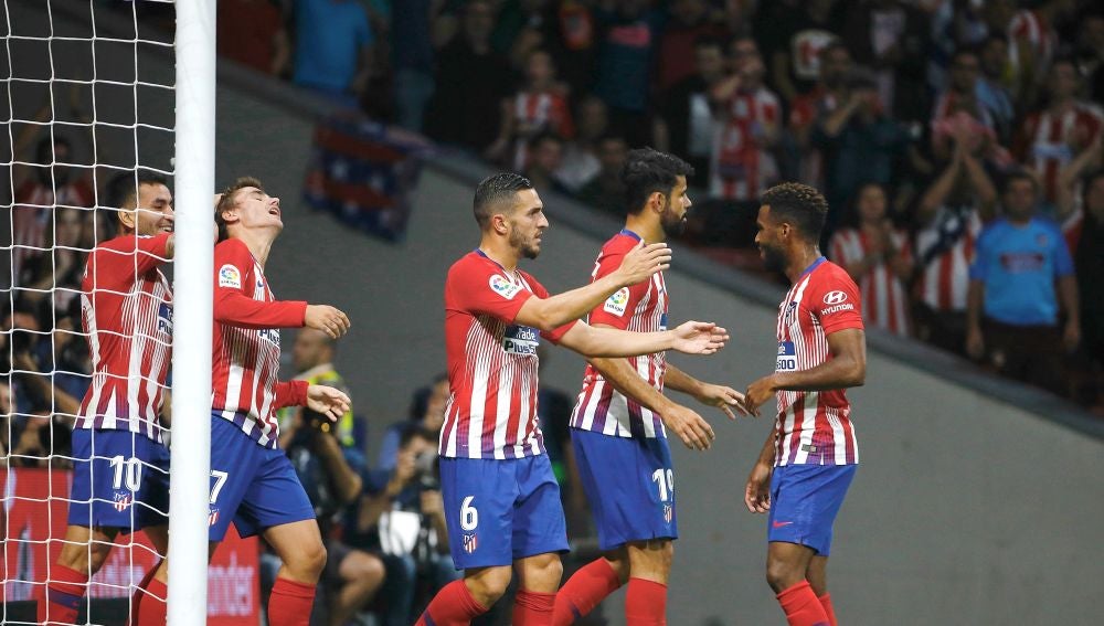 Los jugadores del Atlético de Madrid celebran el gol de Griezmann contra el Huesca