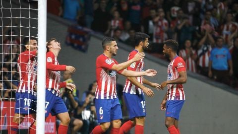 Los jugadores del Atl&eacute;tico de Madrid celebran el gol de Griezmann contra el Huesca