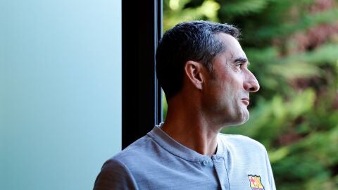 Ernesto Valverde entra en la sala de prensa del Barcelona