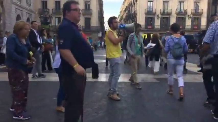 Los Mossos retiran la acampada independentista de la plaza de Sant Jaume Los Mossos retiran la acampada independentista de la plaza de Sant Jaume