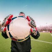 Deportistas y artistas participan en un partido de fútbol benéfico a favor de la investigación del cáncer infantil