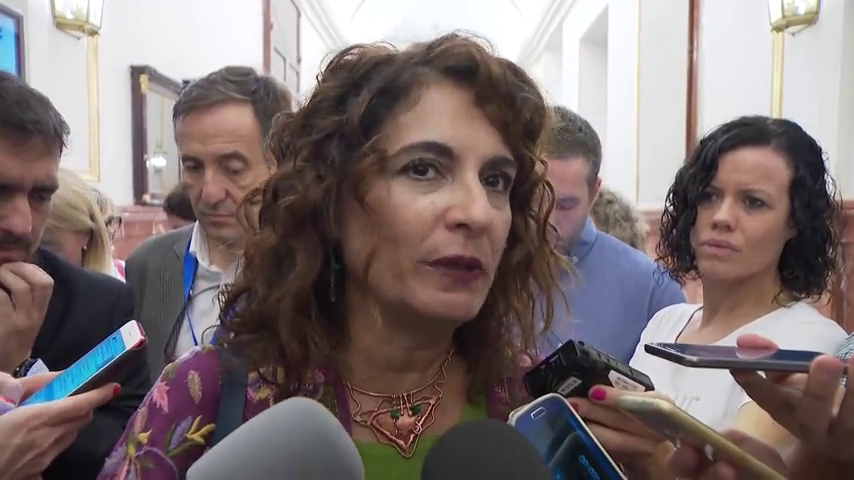 La ministra de Hacienda quita importancia a aplicar un déficit del 1,3%: "Chiqui, eso es poco" La ministra de Hacienda quita importancia a aplicar un déficit del 1,3%: "Chiqui, eso es poco"