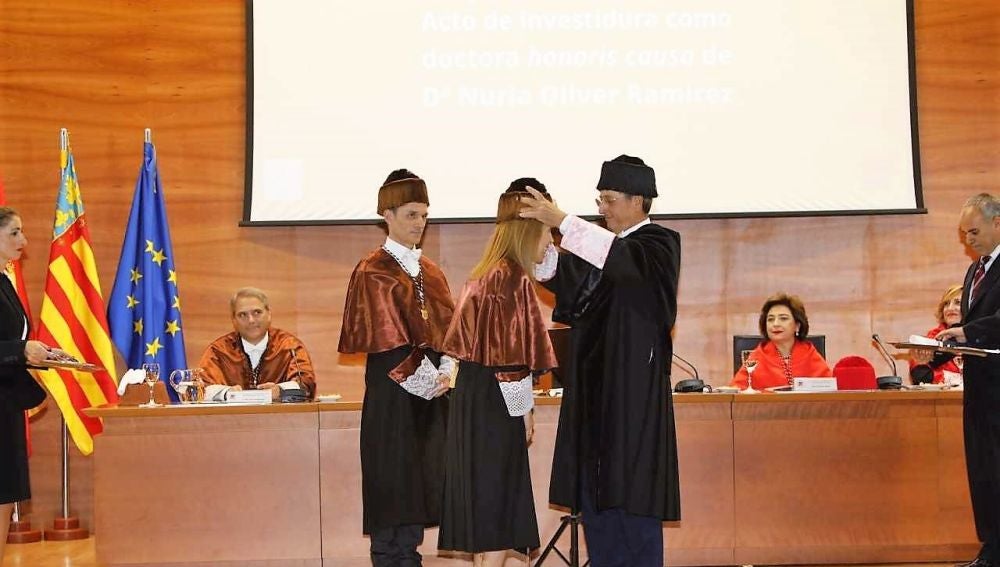 Momento en el que Nuria Oliver es investida Doctora Honoris Causa por la UMH