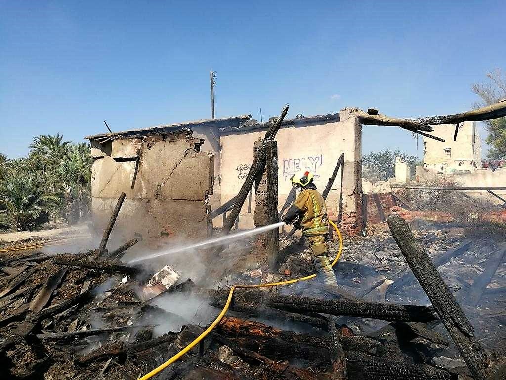 Un incendio calcina una vivienda abandonada en la partida de Altabix de Elche Un incendio calcina una vivienda abandonada en la partida de Altabix de Elche