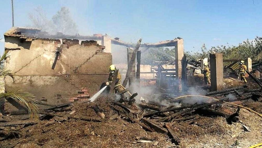 Un bombero de Elche en las labores de extinción del incendio en la casa de campo