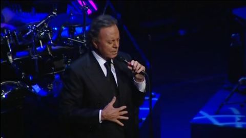 Julio Iglesias durante una actuaci&oacute;n