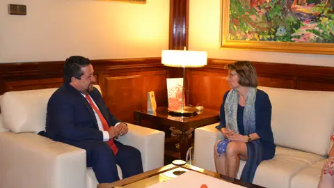 El presidente de la Diputación, Javier Moliner, junto con la rectora de la UJI, Eva Alcón. UJI