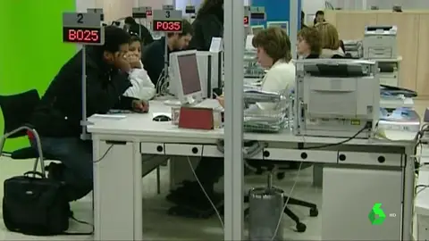 Imagen de trabajadores en una oficina de empleo Imagen de trabajadores en una oficina de empleo