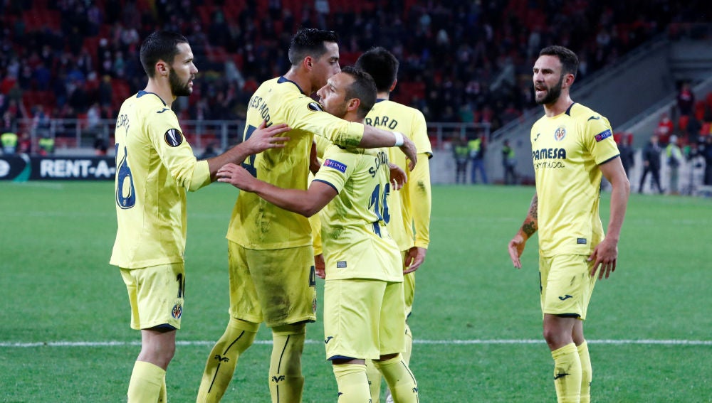 Los jugadores del Villarreal felicitan a Cazorla