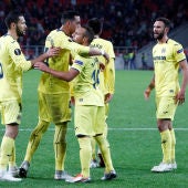 Los jugadores del Villarreal felicitan a Cazorla