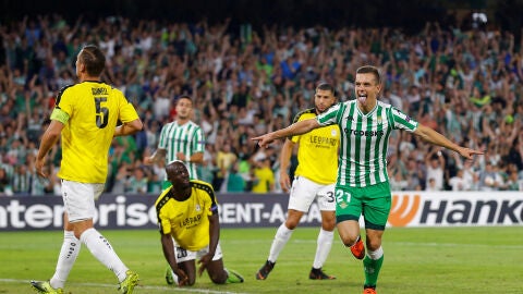 Lo Celso celebra su gol con el Betis en el Villamar&iacute;n