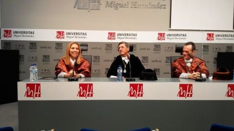 Nuria Oliver, junto al Rector de la UMH y el padrino de su investidura como Honoris Causa