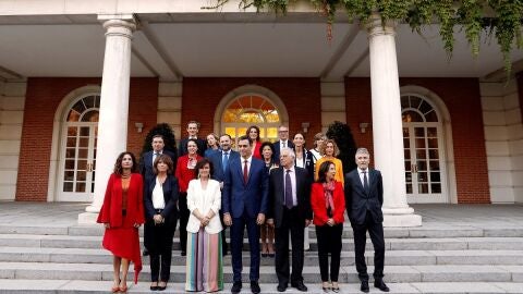 Foto de familia del gobierno de S&aacute;nchez