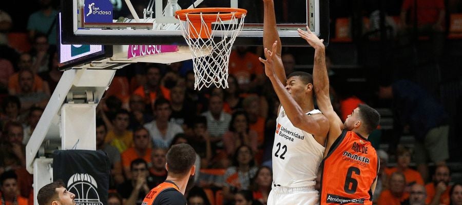 Tavares intenta machacar el aro ante la defensa del Valencia Basket Tavares intenta machacar el aro ante la defensa del Valencia Basket