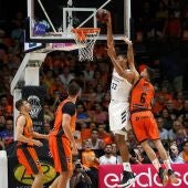Tavares intenta machacar el aro ante la defensa del Valencia Basket
