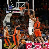 Tavares intenta machacar el aro ante la defensa del Valencia Basket Tavares intenta machacar el aro ante la defensa del Valencia Basket