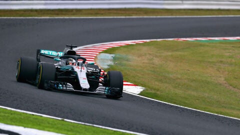 Lewis Hamilton pilota su Mercedes en Suzuka