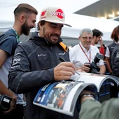 Fernando Alonso firma a un aficionado en el trazado de Suzuka Fernando Alonso firma a un aficionado en el trazado de Suzuka