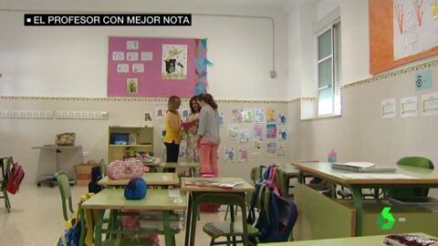 Tres profesoras en el interior de un aula